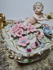 Шкатулка-бонбоньерка винтажная в стиле Sitzendorf "Мальчик с бабочкой", стиль рококо, позолоченные ручки, 12 x 19 х 16,5 см, Германия, 1900гг.