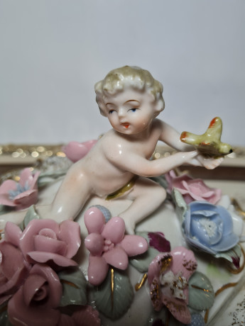 Шкатулка-бонбоньерка винтажная в стиле Sitzendorf "Мальчик с бабочкой", стиль рококо, позолоченные ручки, 12 x 19 х 16,5 см, Германия, 1900гг.