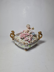 Шкатулка-бонбоньерка винтажная в стиле Sitzendorf "Мальчик с бабочкой", стиль рококо, позолоченные ручки, 12 x 19 х 16,5 см, Германия, 1900гг.