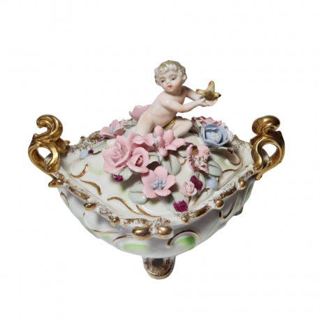 Шкатулка-бонбоньерка винтажная в стиле Sitzendorf "Мальчик с бабочкой", стиль рококо, позолоченные ручки, 12 x 19 х 16,5 см, Германия, 1900гг.