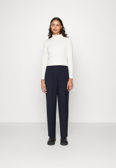 Tommy Hilfiger TAPERED PLEATED BLEND PANT Trousers desert sky ЗАУЖЕННЫЕ БРЮКИ СО СКЛАДКАМИ Брюки небо пустыни