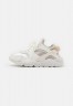 Nike Sportswear AIR HUARACHE Sneaker low sail/light bone/fossil stone/summit white AIR HUARACHE Низкие кроссовки женские парус/светлая кость/ископаемый камень/белая вершина