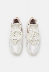 Nike Sportswear AIR HUARACHE Sneaker low sail/light bone/fossil stone/summit white AIR HUARACHE Низкие кроссовки женские парус/светлая кость/ископаемый камень/белая вершина