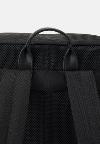 Tommy Hilfiger 1985 TRAVEL BACKPACK UNISEX Rucksack black 1985 TRAVEL BACKPACK UNISEX Рюкзак черный