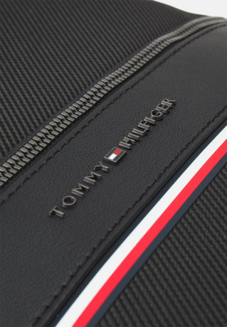 Tommy Hilfiger 1985 TRAVEL BACKPACK UNISEX Rucksack black 1985 TRAVEL BACKPACK UNISEX Рюкзак черный