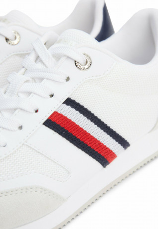 Tommy Hilfiger ESSENTIAL SIGNATURE TAPE RUNNER Trainers white ESSENTIAL SIGNATURE TAPE RUNNER — кроссовки белый