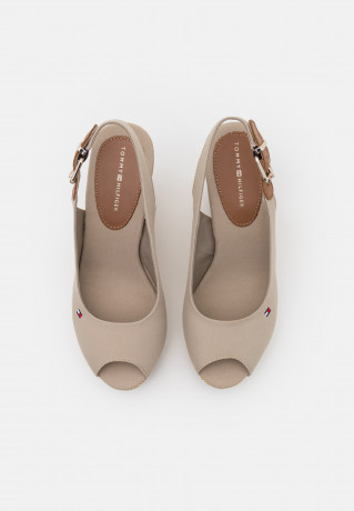 Tommy Hilfiger ICONIC ELENA SLING BACK WEDGE High heeled sandals stone ICONIC ELENA SLING BACK WEDGE Босоножки на высоком каблуке камни