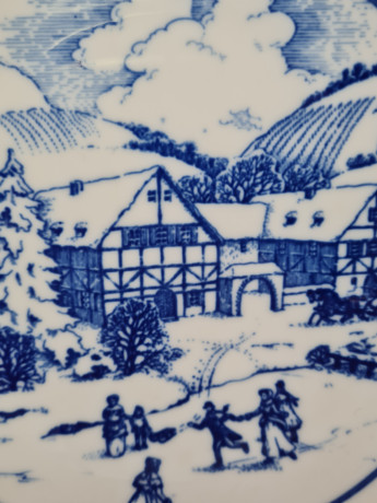 Тарелка декоративная винтажная Hutschenreuther "Зимний дворик с катком" с синим принтом, фарфор, 20 см, Германия, 1960-70гг.