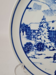 Тарелка декоративная винтажная Hutschenreuther "Зимний дворик с катком" с синим принтом, фарфор, 20 см, Германия, 1960-70гг.