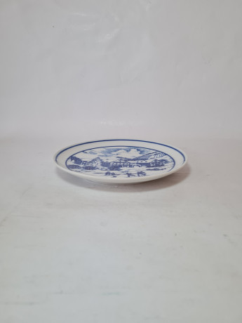 Тарелка декоративная винтажная Hutschenreuther "Зимний дворик с катком" с синим принтом, фарфор, 20 см, Германия, 1960-70гг.