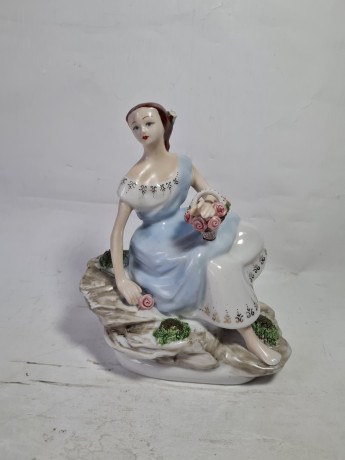 Статуэтка винтажная Alba Iulia "Девушка с цветами", фарфор, 16 см, Румыния, 1960-70гг.