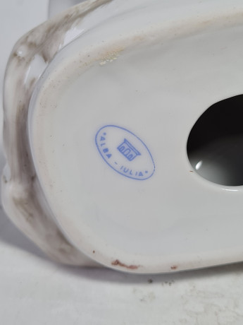 Статуэтка винтажная Alba Iulia "Девушка с цветами", фарфор, 16 см, Румыния, 1960-70гг.