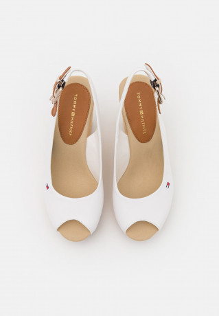 Tommy Hilfiger ICONIC ELENA SLING BACK WEDGE High heeled sandals ivory ICONIC ELENA SLING BACK WEDGE Босоножки на высоком каблуке слоновая кость