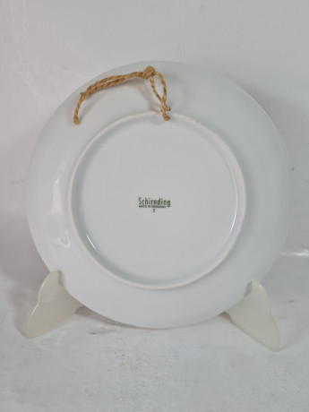 Тарелка декоративная винтажная Schirnding, белый фарфор с красочным изображением рыночной площади Карлсруэ, 20 x 2,5 см, Германия, 1960-70гг.