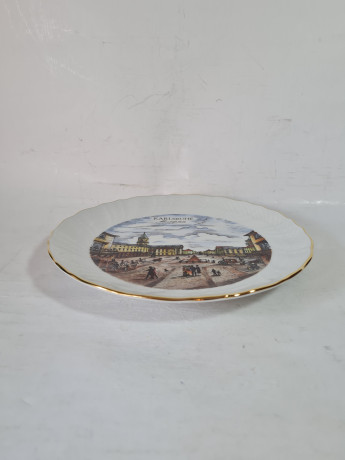 Тарелка декоративная винтажная Schirnding, белый фарфор с красочным изображением рыночной площади Карлсруэ, 20 x 2,5 см, Германия, 1960-70гг.