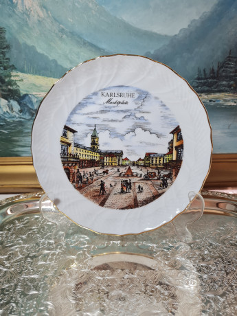 Тарелка декоративная винтажная Schirnding, белый фарфор с красочным изображением рыночной площади Карлсруэ, 20 x 2,5 см, Германия, 1960-70гг.