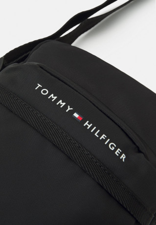 Tommy Hilfiger SKYLINE MINI REPORTER UNISEX Across body bag black SKYLINE MINI REPORTER UNISEX Сумка через плечо черный