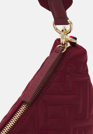 Tommy Hilfiger MY IDOL SHOULDER BAG MONO Handbag rouge СУМКА НА ПЛЕЧ MY IDOL МОНО Сумочка румяна