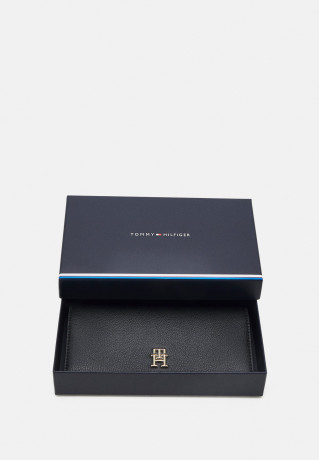Tommy Hilfiger CASUAL LARGE WALLET Wallet black ПОВСЕДНЕВНЫЙ БОЛЬШОЙ КОШЕЛЕК Бумажник черный