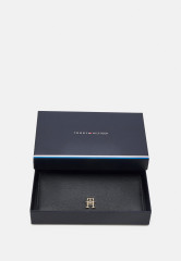 Tommy Hilfiger CASUAL LARGE WALLET Wallet black ПОВСЕДНЕВНЫЙ БОЛЬШОЙ КОШЕЛЕК Бумажник черный