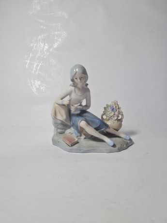Lladro Статуэтка "Девушка с вазой с цветами и маленькой птичкой на руке", 15см х 16см, Испания, 1960-70гг.