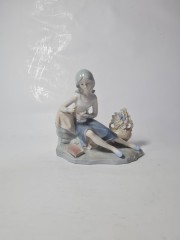 Lladro Статуэтка "Девушка с вазой с цветами и маленькой птичкой на руке", 15см х 16см, Испания, 1960-70гг.
