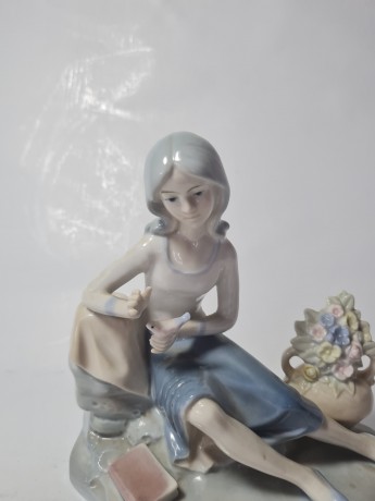 Lladro Статуэтка "Девушка с вазой с цветами и маленькой птичкой на руке", 15см х 16см, Испания, 1960-70гг.