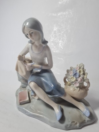 Lladro Статуэтка "Девушка с вазой с цветами и маленькой птичкой на руке", 15см х 16см, Испания, 1960-70гг.