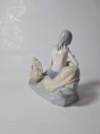 Lladro Статуэтка "Девушка с вазой с цветами и маленькой птичкой на руке", 15см х 16см, Испания, 1960-70гг.