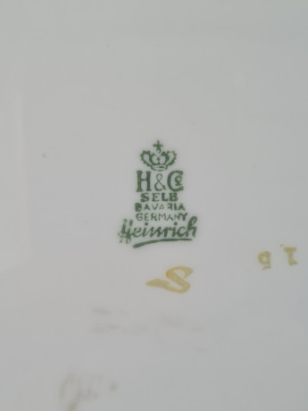 Тарелка декоративная винтажная H&C Selb Heinrich Bavaria, белый фарфор с разноцветным изображением трех королей, 24,5 x 2,5 см, Германия, 1960-70гг.