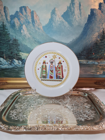 Тарелка декоративная винтажная H&C Selb Heinrich Bavaria, белый фарфор с разноцветным изображением трех королей, 24,5 x 2,5 см, Германия, 1960-70гг.