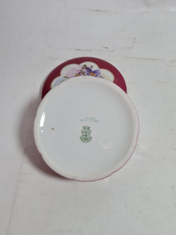 Шкатулка винтажная МCP Czechosolovakia, красно-белая с цветочным декором, фарфор, 10 x 4,5 см, Чехословакия, 1960-1970гг.