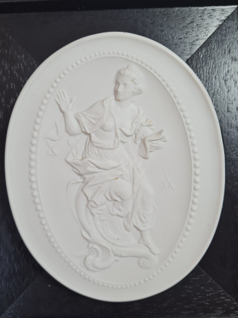 Картина винтажная Meissen, Thalia, керамика в деревянной раме, отлита по оригинальным формам Дж.Дж.Кендлера, 23 x 19,5 см, Германия, 1981 г.