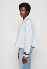 Tommy Hilfiger CROP OVERSIZED GLOBAL SHIRT  Button-down blouse breezy blue РУБАШКА CROP OVERSIZED GLOBAL Блузка на пуговицах свежий синий