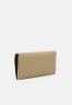 Tommy Hilfiger CASUAL LARGE WALLET Wallet beige ПОВСЕДНЕВНЫЙ БОЛЬШОЙ КОШЕЛЕК Бумажник бежевый