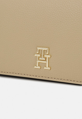 Tommy Hilfiger CASUAL LARGE WALLET Wallet beige ПОВСЕДНЕВНЫЙ БОЛЬШОЙ КОШЕЛЕК Бумажник бежевый