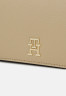 Tommy Hilfiger CASUAL LARGE WALLET Wallet beige ПОВСЕДНЕВНЫЙ БОЛЬШОЙ КОШЕЛЕК Бумажник бежевый