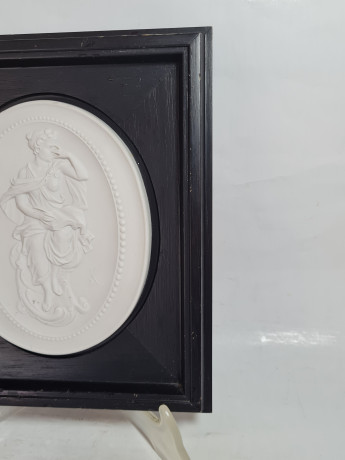 Картина винтажная Meissen, Klio, керамика в деревянной раме, отлита по оригинальным формам Дж.Дж.Кендлера, 23 x 19,5 см, Германия, 1981 г.