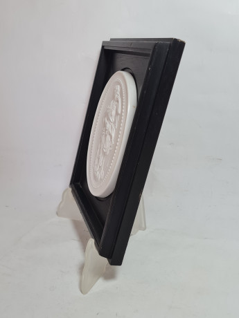 Картина винтажная Meissen, Klio, керамика в деревянной раме, отлита по оригинальным формам Дж.Дж.Кендлера, 23 x 19,5 см, Германия, 1981 г.