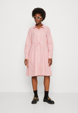 Tommy Hilfiger ITHAKA KNEE SHIRT DRESS Shirt dress red ПЛАТЬЕ-РУБАШКА ITHACA KNEE SHIRT DRESS Платье-рубашка красный