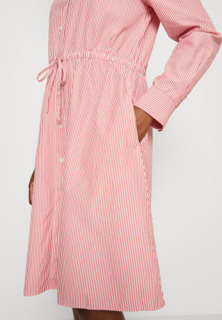 Tommy Hilfiger ITHAKA KNEE SHIRT DRESS Shirt dress red ПЛАТЬЕ-РУБАШКА ITHACA KNEE SHIRT DRESS Платье-рубашка красный