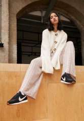 Nike Sportswear DAYBREAK Sneaker low black/summit white/off noir/brown/team orange DAYBREAK Низкие кроссовки женские черный/саммит белый/off noir/коричневый/team Orange