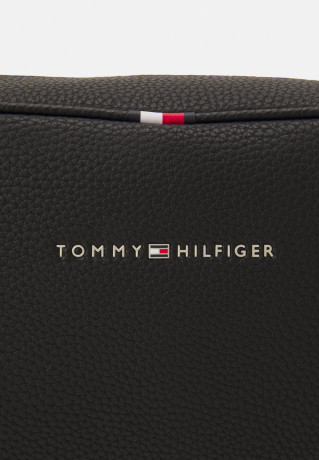 Tommy Hilfiger ESSENTIAL WASHBAG UNISEX Wash bag black ESSENTIAL WASHBAG UNISEX Сумка для стирки черный