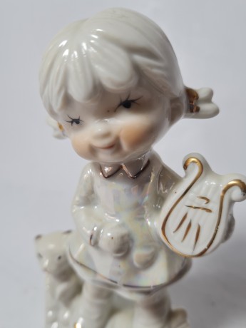 Винтажная статуэтка "Корейская девочка с котенком", 7см х 12см, Корея, 1960-70гг.