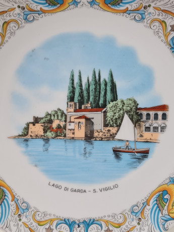 Тарелка декоративная винтажная с изображением Лаго ди Гарда, фарфор, 19.5 см, Италия, 1960-70гг.