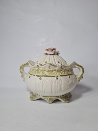 BASSANO Керамическая ваза для сладостей на ножках с рельефным рисунком и с крышкой "Роза", 16см х 22см, Италия, 1960-70гг.