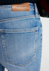 Tommy Hilfiger GRAMERCY HIGH RISE FADED  Jeans Tapered Fit leo GRAMERCY HIGH RISE FADED — Джинсы зауженного кроя Лео