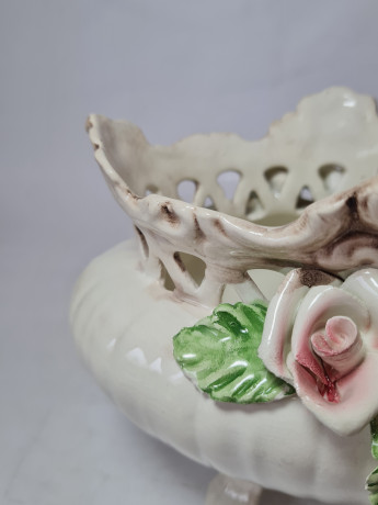 Настольная ваза винтажная, фарфор с цветочным фактурным декором, 20 x 15 x 15 см, Италия, 1960-70гг.