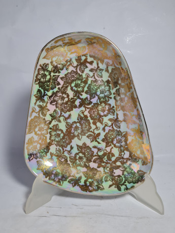 Тарелка декоративная винтажная Oscar Schlegelmilch, треугольная форма, золотистый декор, фарфор, 22,5 см, Германия, 1960-70гг.