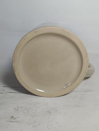 Немецкая пивная кружка винтажная Carl Dinkelacker / Rastal, в бежевых тонах, c черно-золотым логотипом, керамика, 0.5 л, 14 см, Германия, 1970-80гг.